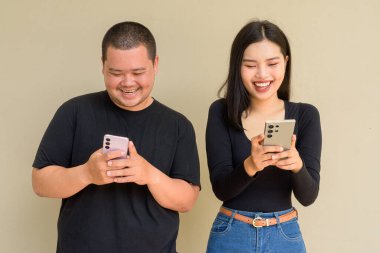 Duvarda asılı duran Asyalı genç bir çiftin portresi