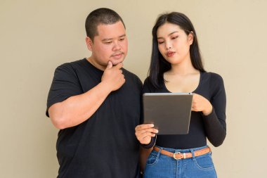 Duvarda asılı duran Asyalı genç bir çiftin portresi