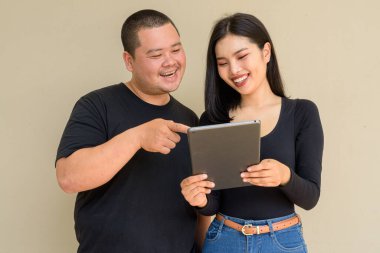 Duvarda asılı duran Asyalı genç bir çiftin portresi