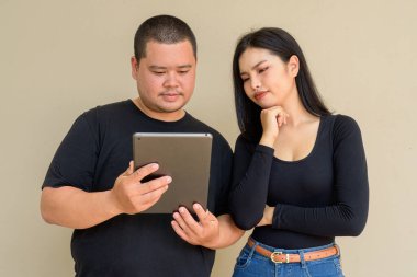 Duvarda asılı duran Asyalı genç bir çiftin portresi