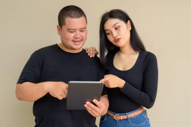 Duvarda asılı duran Asyalı genç bir çiftin portresi