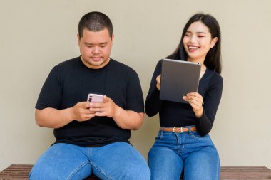 Duvarda asılı duran Asyalı genç bir çiftin portresi