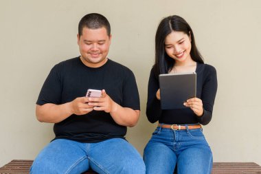 Duvarda asılı duran Asyalı genç bir çiftin portresi