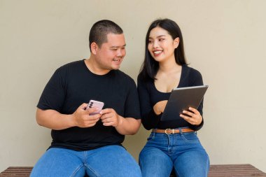 Duvarda asılı duran Asyalı genç bir çiftin portresi