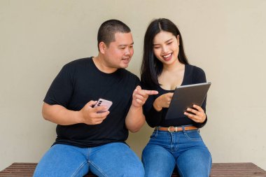 Duvarda asılı duran Asyalı genç bir çiftin portresi