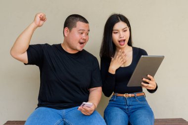 Duvarda asılı duran Asyalı genç bir çiftin portresi