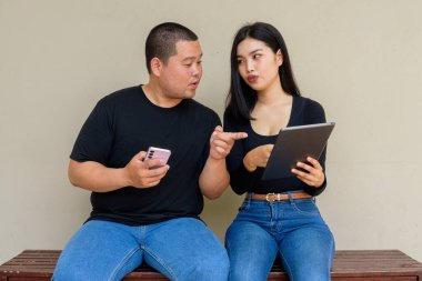 Duvarda asılı duran Asyalı genç bir çiftin portresi