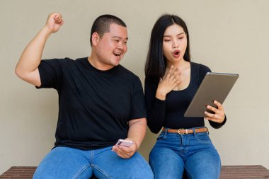 Duvarda asılı duran Asyalı genç bir çiftin portresi