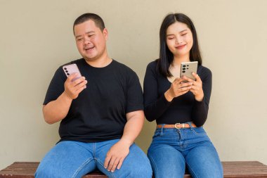 Duvarda asılı duran Asyalı genç bir çiftin portresi