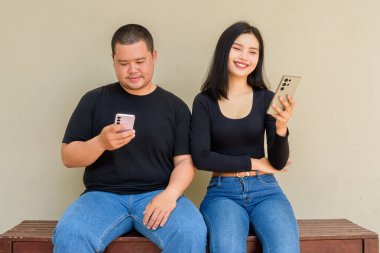 Duvarda asılı duran Asyalı genç bir çiftin portresi