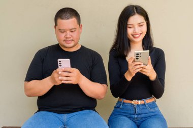 Duvarda asılı duran Asyalı genç bir çiftin portresi