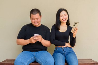 Duvarda asılı duran Asyalı genç bir çiftin portresi