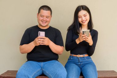 Duvarda asılı duran Asyalı genç bir çiftin portresi