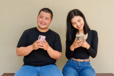 Duvarda asılı duran Asyalı genç bir çiftin portresi