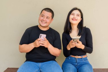 Duvarda asılı duran Asyalı genç bir çiftin portresi