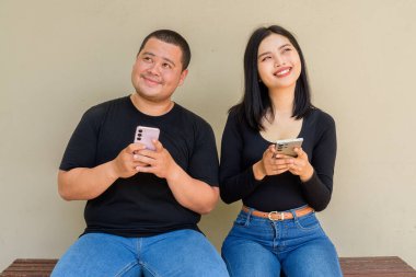 Duvarda asılı duran Asyalı genç bir çiftin portresi