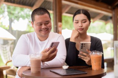 Kafede oturan mutlu genç Asyalı çift