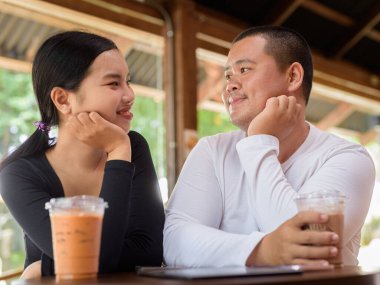 Kafede oturan mutlu genç Asyalı çift