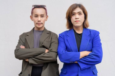 Beyaz arka plana karşı cinsiyet ve Asyalı iş adamları