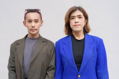 Beyaz arka plana karşı cinsiyet ve Asyalı iş adamları