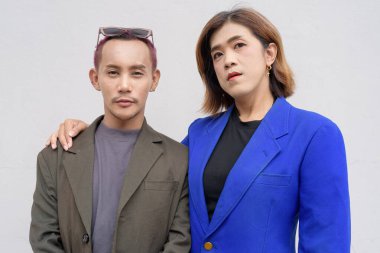 Beyaz arka plana karşı cinsiyet ve Asyalı iş adamları