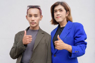 Beyaz arka plana karşı cinsiyet ve Asyalı iş adamları