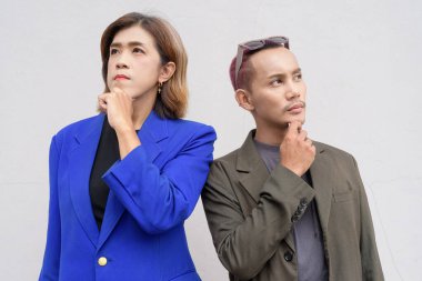 Beyaz arka plana karşı cinsiyet ve Asyalı iş adamları