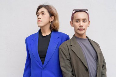 Beyaz arka plana karşı cinsiyet ve Asyalı iş adamları