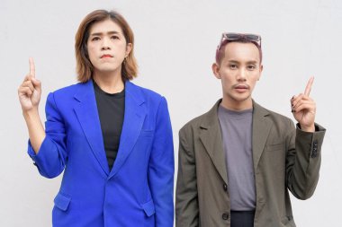 Beyaz arka plana karşı cinsiyet ve Asyalı iş adamları