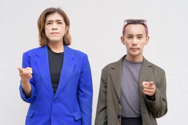 Beyaz arka plana karşı cinsiyet ve Asyalı iş adamları