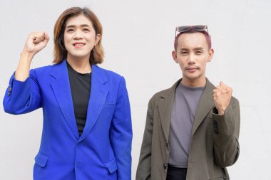 Beyaz arka plana karşı cinsiyet ve Asyalı iş adamları