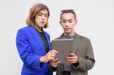 Beyaz arka plana karşı cinsiyet ve Asyalı iş adamları