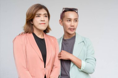 Transseksüel ve ikili olmayan Asyalı iş arkadaşları sade arkaplana karşı