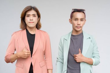 Transseksüel ve ikili olmayan Asyalı iş arkadaşları sade arkaplana karşı