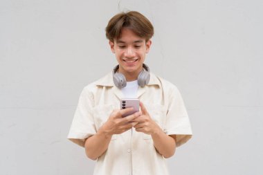 İkili olmayan sevimli Asyalı genç eşcinsel portresi düz arkaplanda