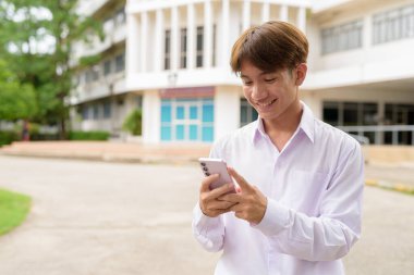 Üniversite kampüsünde Asyalı olmayan ikili üniversite öğrencisi