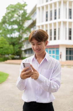 Üniversite kampüsünde Asyalı olmayan ikili üniversite öğrencisi