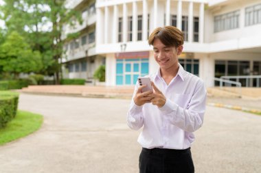 Üniversite kampüsünde Asyalı olmayan ikili üniversite öğrencisi