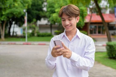 Üniversite kampüsünde Asyalı olmayan ikili üniversite öğrencisi