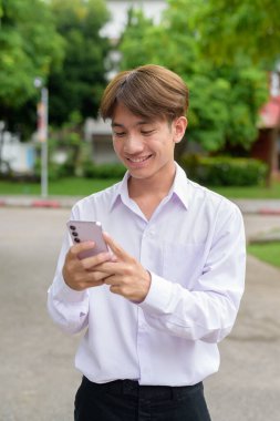 Üniversite kampüsünde Asyalı olmayan ikili üniversite öğrencisi