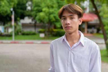 Üniversite kampüsünde Asyalı olmayan ikili üniversite öğrencisi