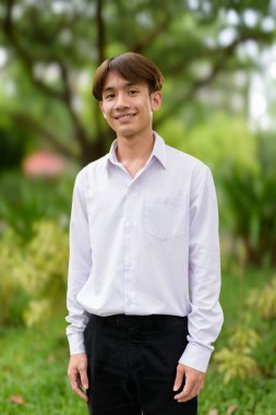 Üniversite kampüsünde Asyalı olmayan ikili üniversite öğrencisi