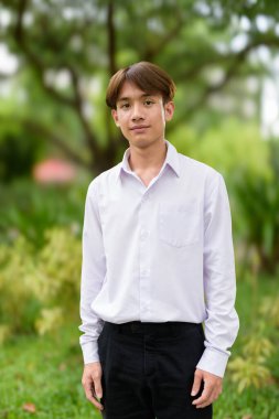 Üniversite kampüsünde Asyalı olmayan ikili üniversite öğrencisi