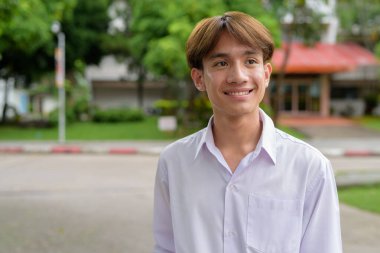 Üniversite kampüsünde Asyalı olmayan ikili üniversite öğrencisi