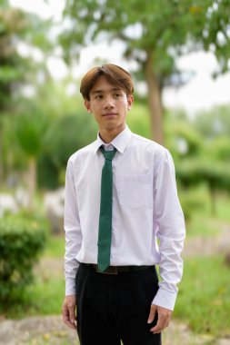 Üniversite kampüsünde Asyalı olmayan ikili üniversite öğrencisi