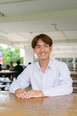 Üniversite kampüsünde Asyalı olmayan ikili üniversite öğrencisi