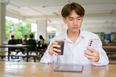 Üniversite kampüsünde Asyalı olmayan ikili üniversite öğrencisi