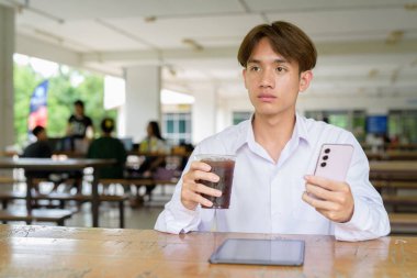 Üniversite kampüsünde Asyalı olmayan ikili üniversite öğrencisi