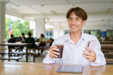 Üniversite kampüsünde Asyalı olmayan ikili üniversite öğrencisi