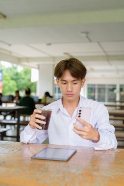 Üniversite kampüsünde Asyalı olmayan ikili üniversite öğrencisi